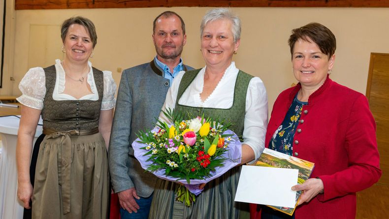 Tag der Bäuerin im Bezirk Horn Glückwünsche 60er Andrea Zehetbauer.jpg Tag der Bäuerin im Bezirk Horn Glückwünsche 60er Andrea Zehetbauer.jpg