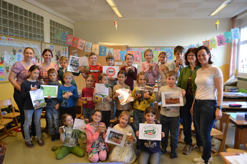 Schulaktionstag der Bäuerinnen in der Volksschule Ernstbrunn.jpg Schulaktionstag der Bäuerinnen in der Volksschule Ernstbrunn.jpg