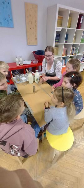 Bei Sandra Hauß dürfen die Kinder Kuh- und Schafmilch probieren.jpg Bei Sandra Hauß dürfen die Kinder Kuh- und Schafmilch probieren.jpg