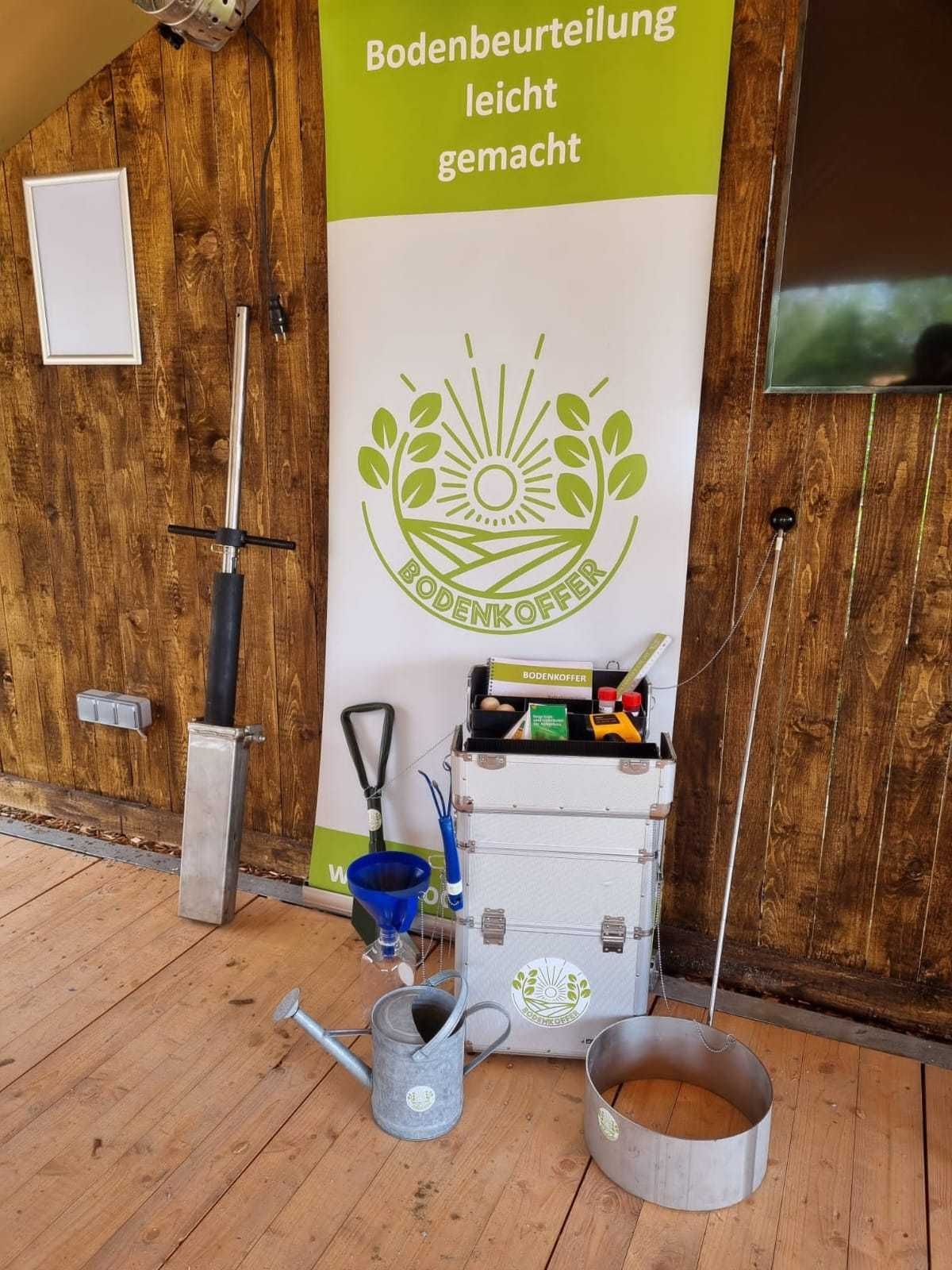 Bodenkoffer und Vanhoof-Spaten bei der Landesgartenschau "KOMM MIT INNs GRÜN" in Schärding! Im Workshop Pavillon nähe der Hauptbühne sind diese Bodenbeurteilungsgeräte dauerhaft von 25. April bis 5. Oktober 2025 ausgestellt. 
Am 18. Juni und am 18. September 2025 sind die Bodenkoffer-Beraterinnen zur Vorstellung den ganzen Tag vor Ort.
Wir sehen uns bei der Landesgartenschau in Schärding! © BWSB