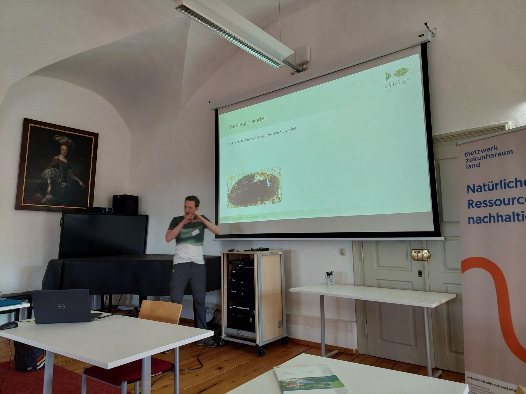 Eindrücke vom Netzwerk Zukunftsraum Land Diskussionsworkshop: Sedimenteintrag in Flüsse – Auswirkungen und Lösungsansätze am Beispiel des FFH-Schutzguts Flussperlmuschel in Schloss Weinberg, Kefermarkt und Umgebung. Wir waren mit einem Beitrag zum Thema "Gewässerschutz durch Erosionsschutz in der GAP beziehungsweise & in der Praxis" dabei. Fazit: die Flussperlmuschel ist ein faszinierendes Lebewesen! © BWSB/Wallner