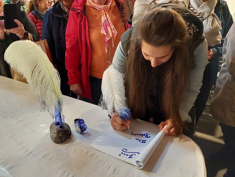 Schreiben mit Straußenfeder.jpg Schreiben mit Straußenfeder.jpg