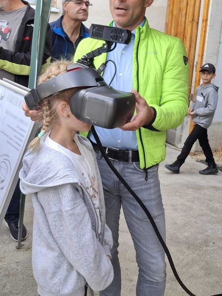 Das Sichtfeld von Rindern ist anders als das des Menschens. Die Besucher konnten dies anhand der sogenannten Kuhbrille selbst austesten. .jpg