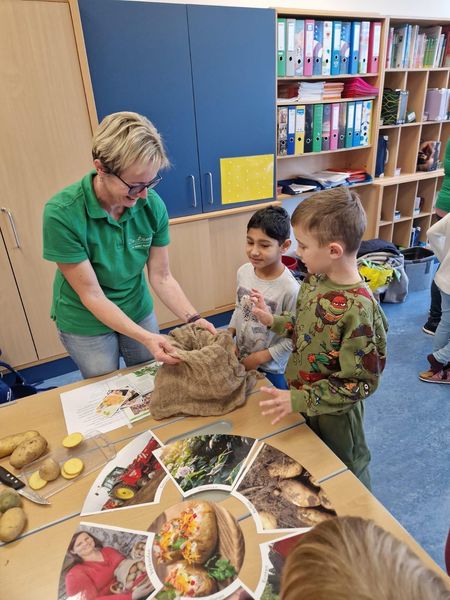 Schulaktionstage in der VS Gr. Siegharts © Die Bäuerinnen im Gebiet Raabs/Thaya Schulaktionstage in der VS Gr. Siegharts © Die Bäuerinnen im Gebiet Raabs/Thaya