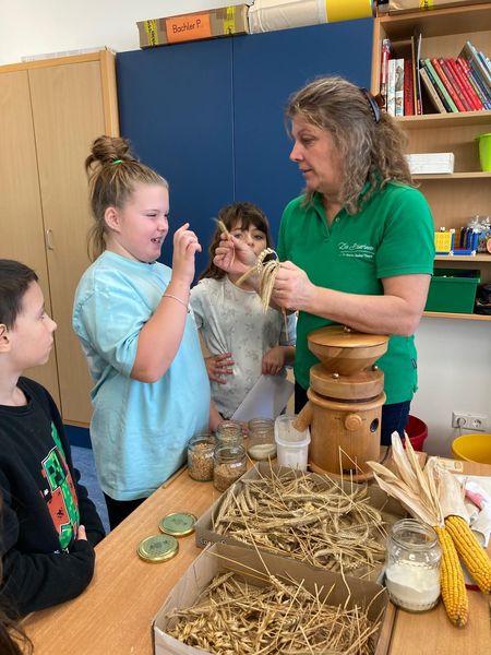 Schulaktionstage erstmals in der ASO Gr. Siegharts © Die Bäuerinnen im Gebiet Raabs Schulaktionstage erstmals in der ASO Gr. Siegharts © Die Bäuerinnen im Gebiet Raabs