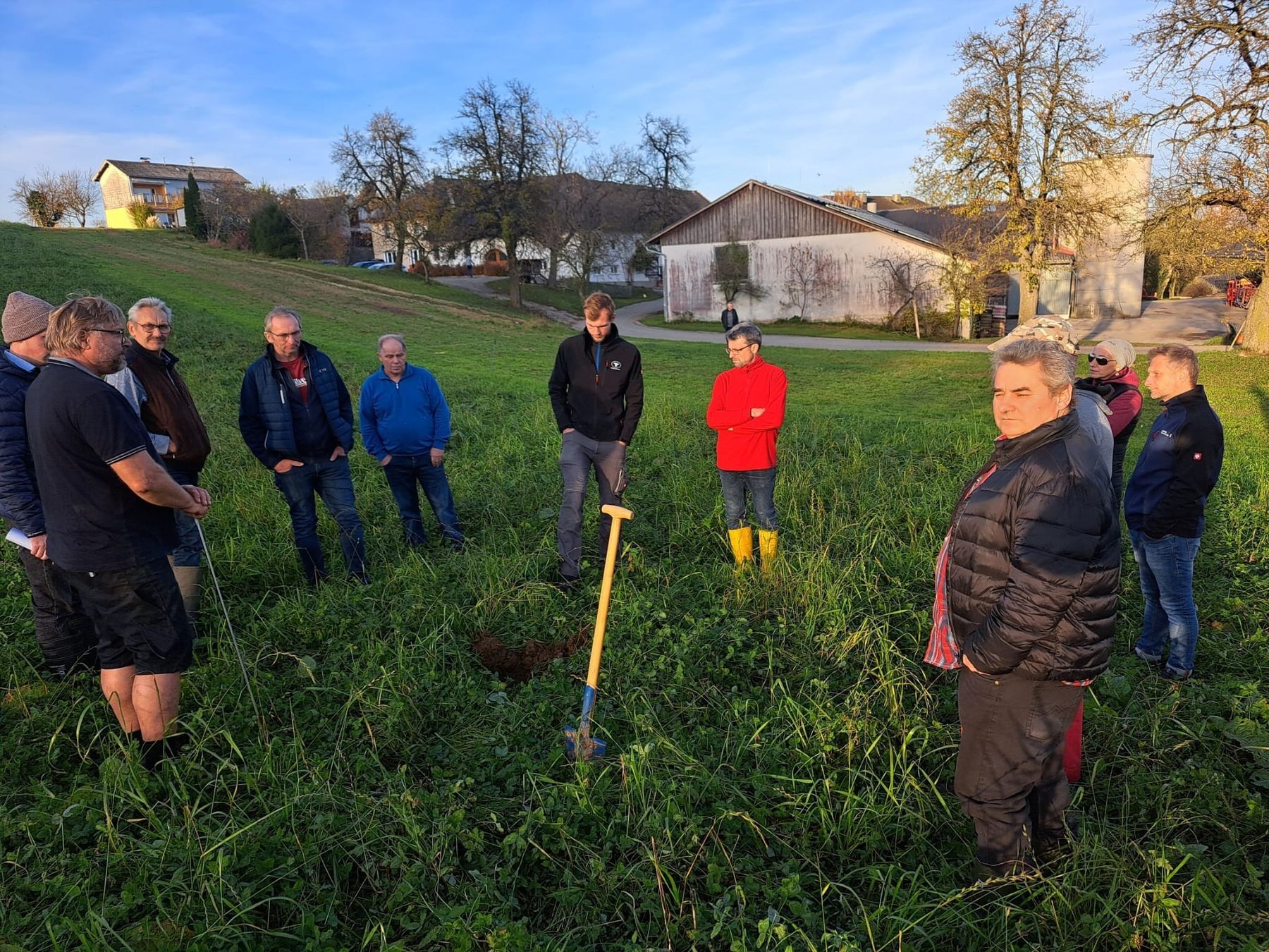 Feldbegehung in Kremsmünster. Wintergetreide, Zwischenfrüchte, Feldfutter wurden besichtigt. Neben Pflanzenschutz wurden auch die Themen Bodenbearbeitung Saatbett, Erosionsschutz, Bodenaufbau diskutiert. Vielen Dank für die interessanten Gespräche. © BWSB