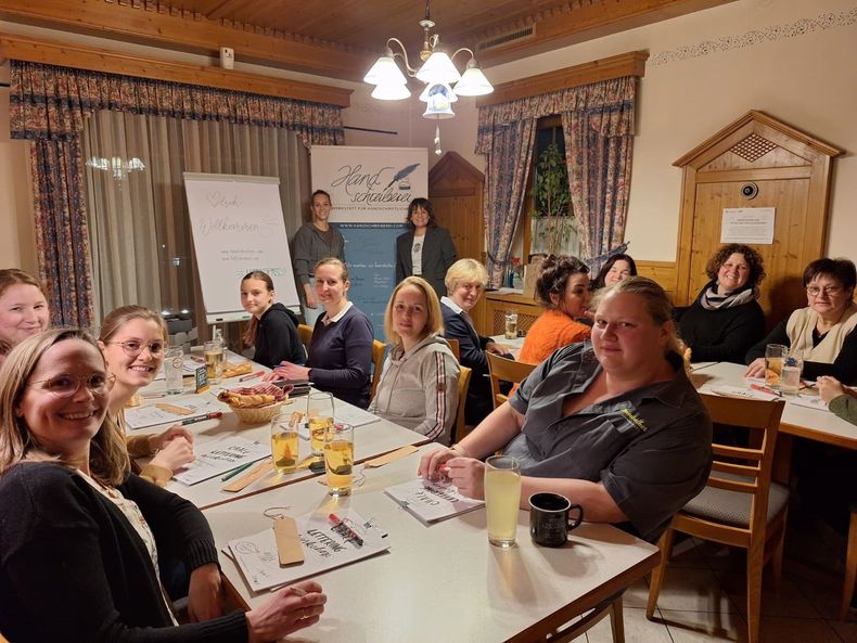 Teilnehmerinnen und Referentin.jpg Teilnehmerinnen und Referentin.jpg