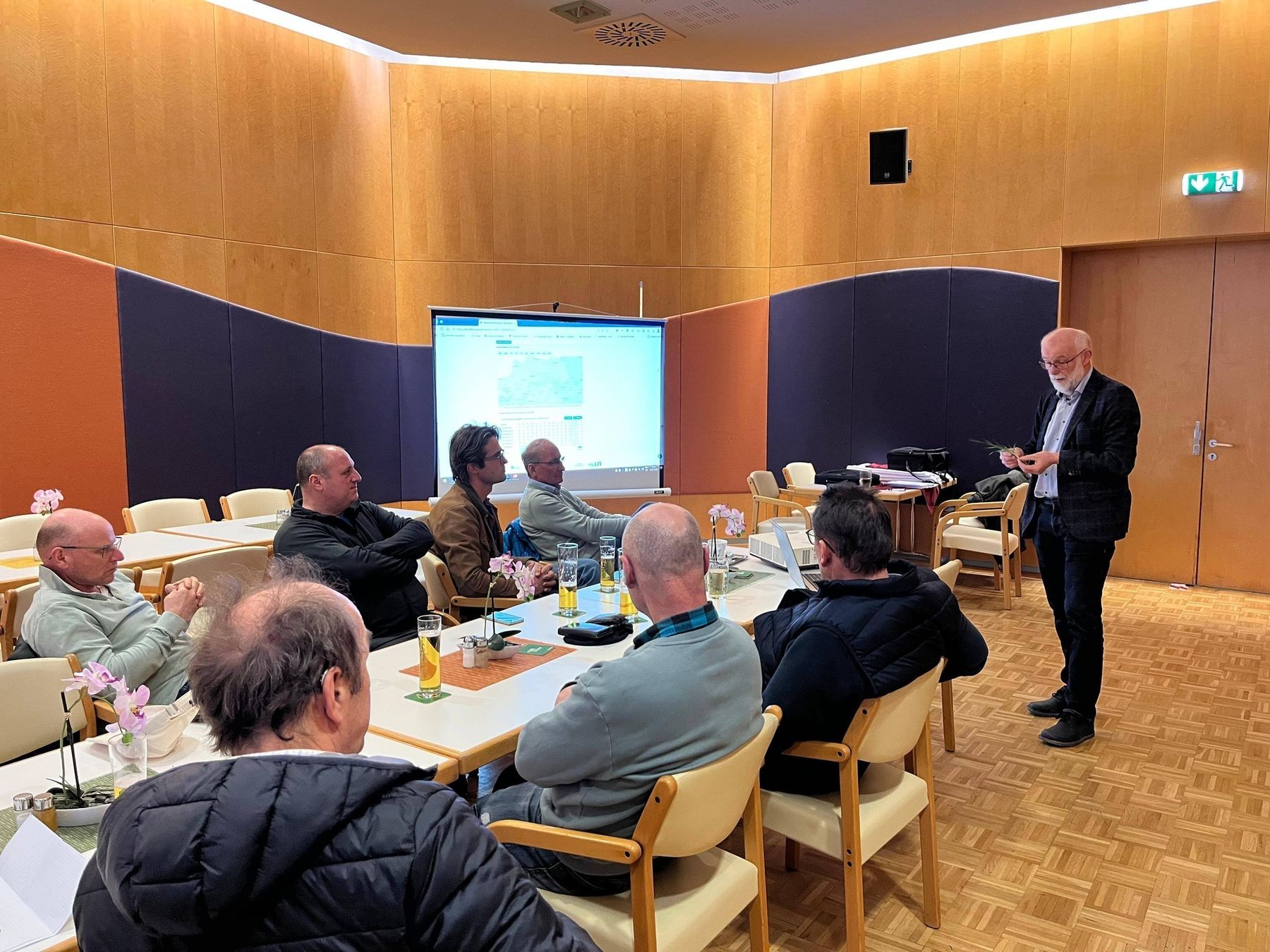 Feldbegehung in Hörsching mit anschließendem Vortragsteil im Paschingerhof. DI Hubert Köppl informierte zu Gerste, Weizen und Raps, es wurden gewässerschonende Pflanzenschutz und Düngemaßnahmen besprochen. Anschließend wurde mit den AK Mitgliedern die Themen Gewässerschutzkonzept, Pflanzenschutzdokumentation "NEU" und Prognosemodelle für den integrierten Pflanzenschutz besprochen. Danke für das rege Interesse! © BWSB