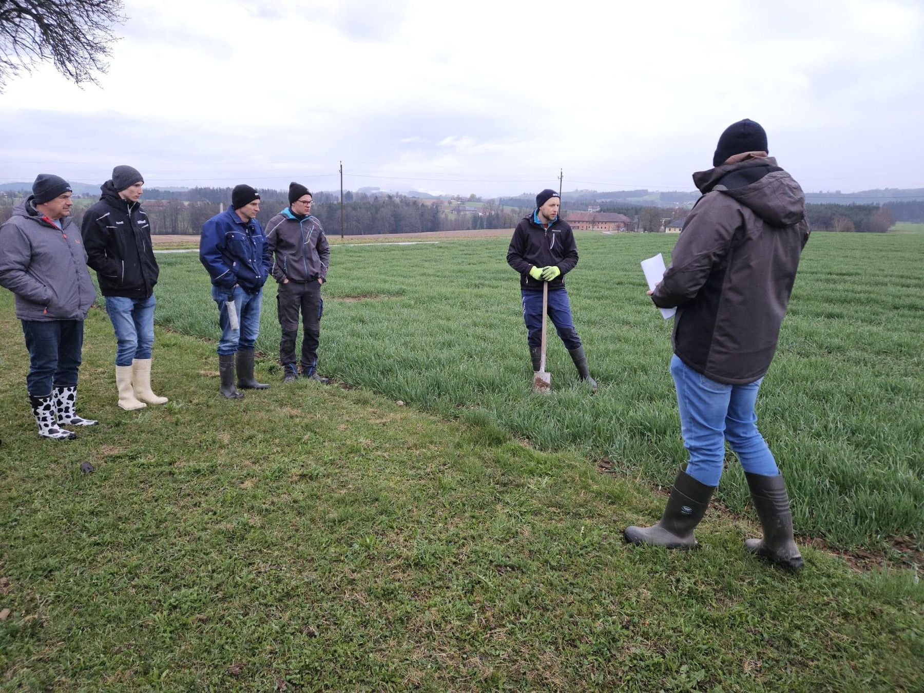 Auch in Adlwang fand, bei Familie Gaissberger eine Feldbegehung statt. Besprochen wurden die aktuellen Themen zum Boden- und Gewässerschutz sowie die auf die kühle Witterung folgenden Maßnahmen in der Kulturführung. © BWSB