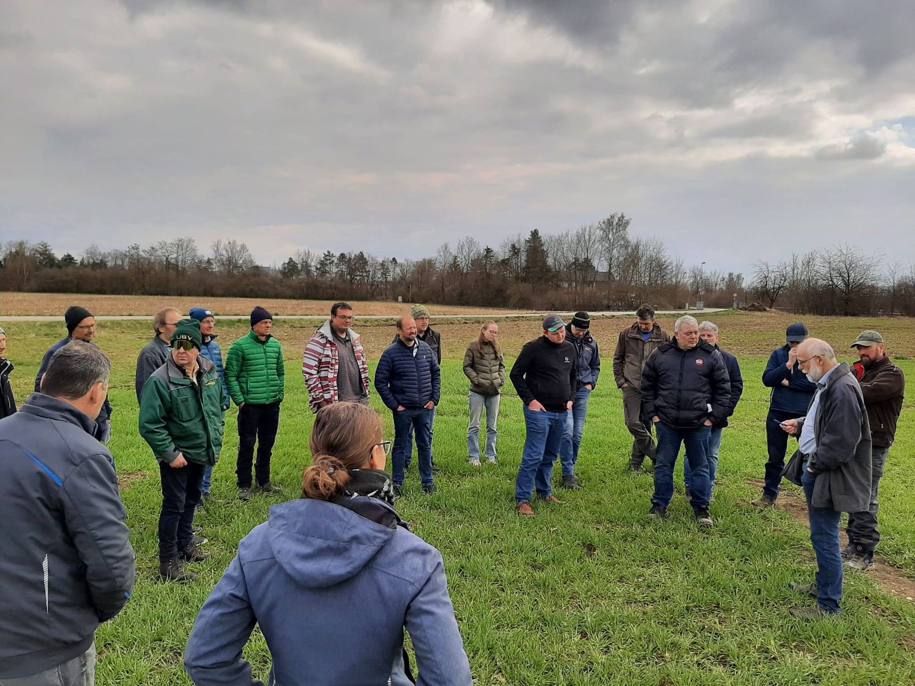 Arbeitskreis-Feldbegehung in Buchkirchen mit 30 Teilnehmern bei teils sonnigem Wetter. Themen: 
- Kulturführung bei WW, WG und Raps
- Erosionschutz beim Rübenanbau - Mulchsaat nach Mais
- Erosionsschutz bei Mais  durch StripTill in winterharte ZWF, Danke!! © BWSB