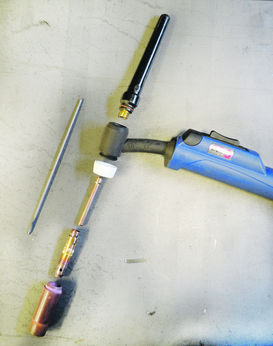 Für das Aluminiumschweißen werden Reinwolframelektroden (grüne Kennzeichnung) verwendet. Für das Schweißen von Stahl werden die Elektroden mit seltenen Erden legiert (graue oder goldene Kennzeichnung). Rot gekennzeichnete, also thorierte Elektroden, sollten wegen ihrer Gesundheitsschädlichkeit nicht mehr verwendet werden. © Archiv Für das Aluminiumschweißen werden Reinwolframelektroden (grüne Kennzeichnung) verwendet. Für das Schweißen von Stahl werden die Elektroden mit seltenen Erden legiert (graue oder goldene Kennzeichnung). Rot gekennzeichnete, also thorierte Elektroden, sollten wegen ihrer Gesundheitsschädlichkeit nicht mehr verwendet werden. © Archiv