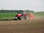 Traktor Feldarbeit.jpg © LK Wien