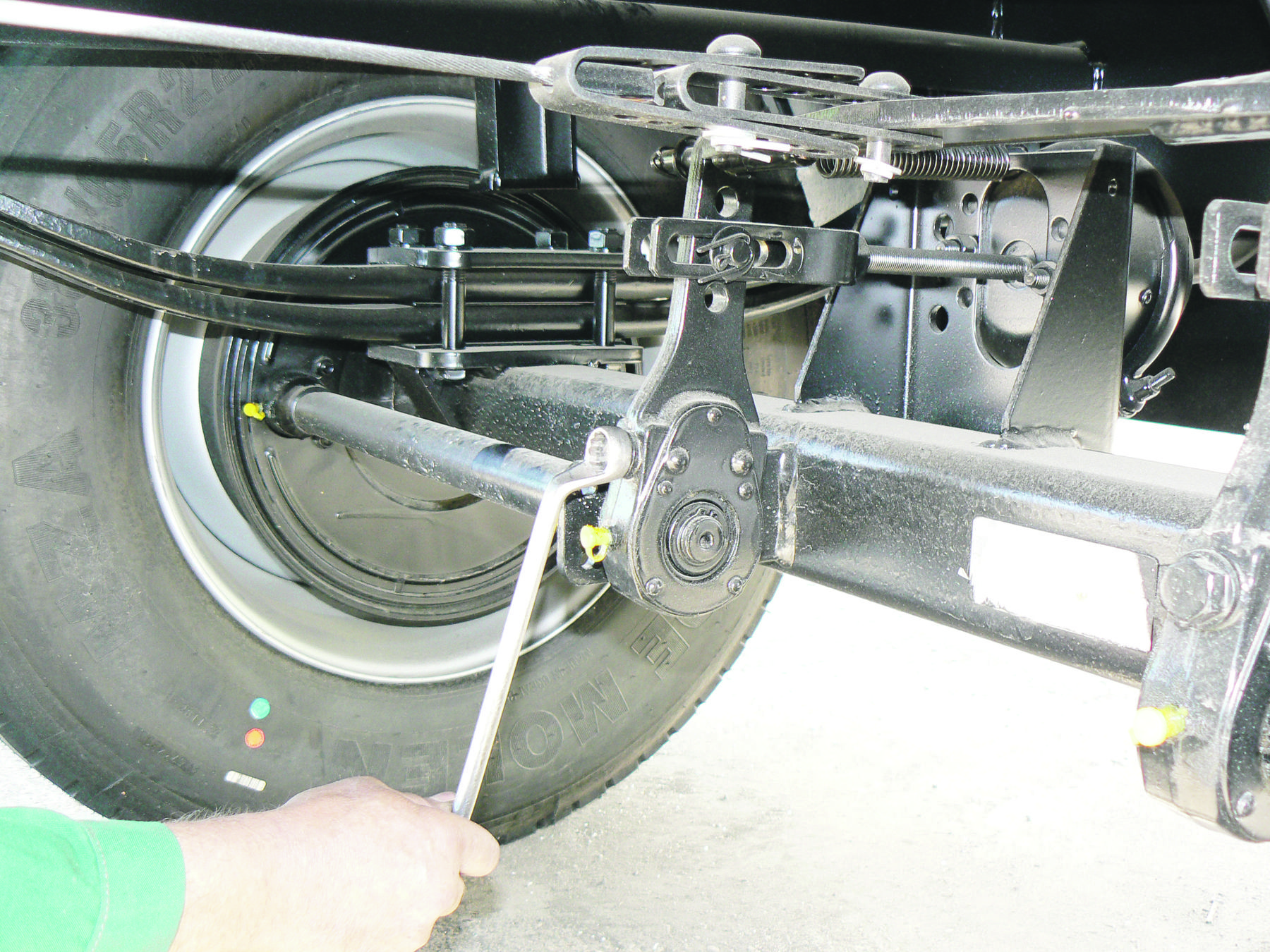 Bei modernen Achsen mit Gestängestellern ist das Nachstellen der Bremsen in kurzer Zeit erledigt. © Archiv