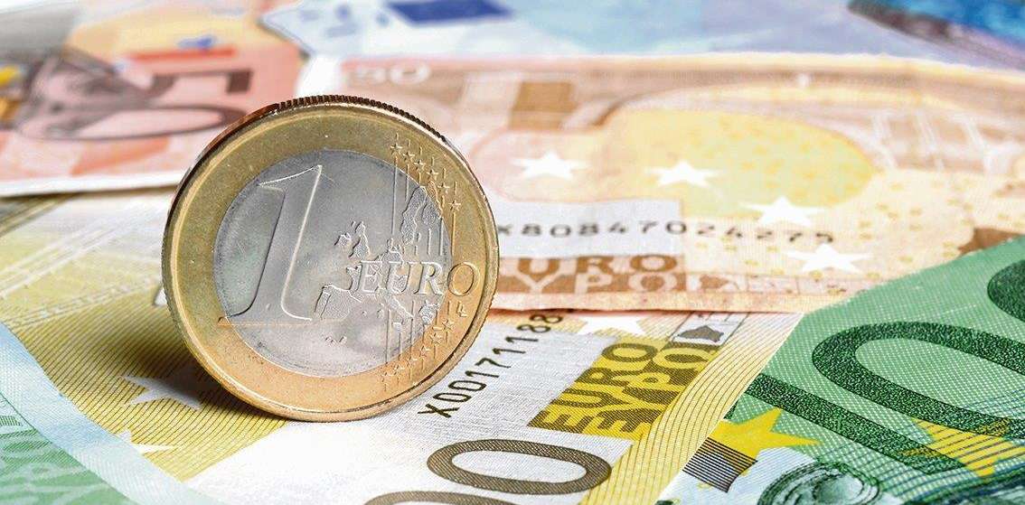 Euroscheine und Münzen.jpg