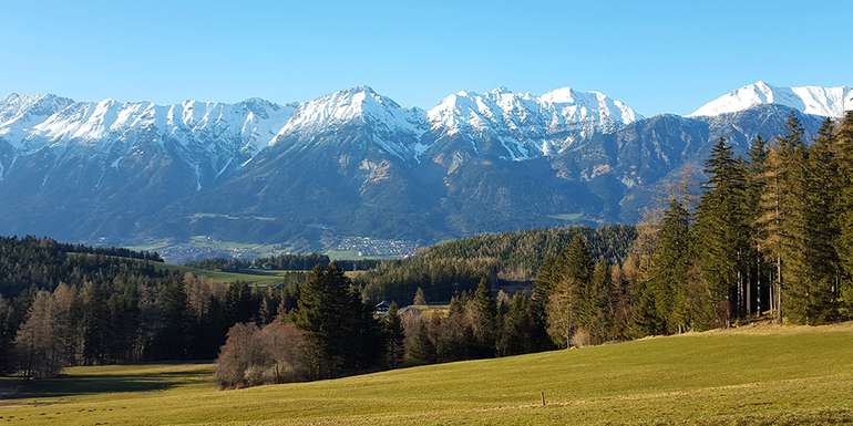Landschaft mit Feldern, Wald und Bergen im Bezirk Innsbruck © LK Tirol Landschaft mit Feldern, Wald und Bergen im Bezirk Innsbruck © LK Tirol