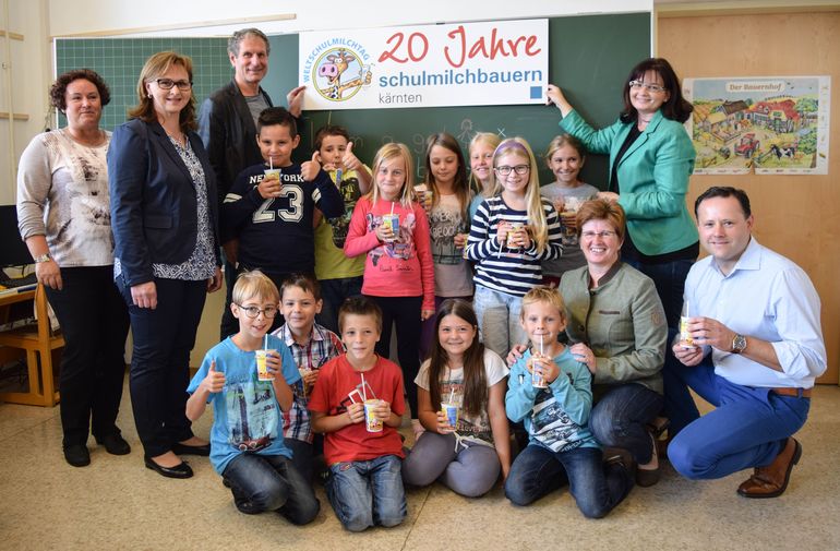 Schüler der Volksschule Klein St. Paul feierten das 20-Jahr-Jubiläum der Schulmilchbauern mit Dipl. Päd. Silvia Pichler, Dir. Michaela
Moser (VS Klein St. Paul), Landesschulratspräsident Rudolf Altersberger, Bgm. KR Gabriele Dörflinger, Marianne Kienberger (LK
Kärnten) und Hannes Zechner (GF Sonnenalm, v. l.). © Archiv Schüler der Volksschule Klein St. Paul feierten das 20-Jahr-Jubiläum der Schulmilchbauern mit Dipl. Päd. Silvia Pichler, Dir. Michaela
Moser (VS Klein St. Paul), Landesschulratspräsident Rudolf Altersberger, Bgm. KR Gabriele Dörflinger, Marianne Kienberger (LK
Kärnten) und Hannes Zechner (GF Sonnenalm, v. l.). © Archiv