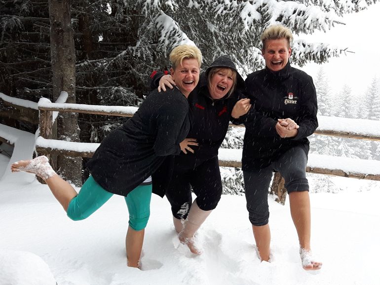 Clarissa, Elke und Michaela aus Duisburg freuen sich sogar barfuß über den Neuschnee. © K. Grabutznat Clarissa, Elke und Michaela aus Duisburg freuen sich sogar barfuß über den Neuschnee. © K. Grabutznat