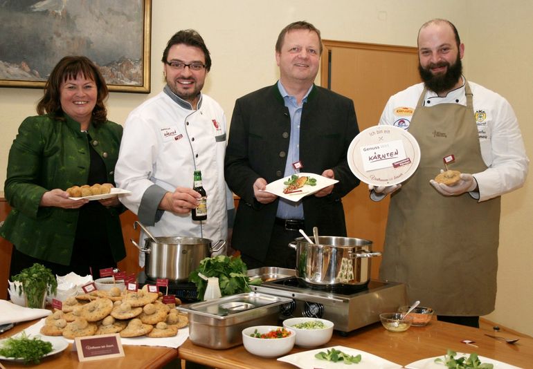 Genussland Kärnten-Obfrau Barbara Wakonig, Chefkoch Marco Krainer, Netzwerk-Kulinarik-GF Thomas Müller und Markus Tschemernig, Küchenchef des Klosterrestaurants Wernberg (v.l.). © Genussland Genussland Kärnten-Obfrau Barbara Wakonig, Chefkoch Marco Krainer, Netzwerk-Kulinarik-GF Thomas Müller und Markus Tschemernig, Küchenchef des Klosterrestaurants Wernberg (v.l.). © Genussland