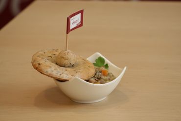 Beispiel für aktuelle Köstlichkeiten aus dem Genussland Kärnten: Kärntner Ritschert unter der Klosterbrot-Haube mit knackigen Kärntner Hanfnüssen und Zimt © Genussland Beispiel für aktuelle Köstlichkeiten aus dem Genussland Kärnten: Kärntner Ritschert unter der Klosterbrot-Haube mit knackigen Kärntner Hanfnüssen und Zimt © Genussland