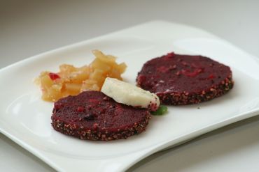 Köstlich: Dreierlei „Salami“ von der Roten Rübe mit Birnen-Kren-Chutney und Dillobers als „Vegetarisches Highlight“ im Klosterrestaurant Wernberg. © Archiv Köstlich: Dreierlei „Salami“ von der Roten Rübe mit Birnen-Kren-Chutney und Dillobers als „Vegetarisches Highlight“ im Klosterrestaurant Wernberg. © Archiv