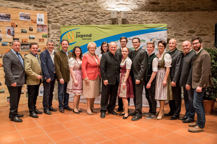 v.l.n.r.: Vizebürgermeister Stadtschlaining Hans Walter Bieler; KR Reinhard Jay; LAbg. BGM Walter Temmel; Abg. Zum NR DI Niki Berlakovich; Landesleiterin-Stv. Magdalena Brandl; Agrarlandesrätin Verena Dunst; Landesleiterin-Stv. Jennifer Pauer; Präsident der Landwirtschaftskammer Österreich Abg. Zum NR Ök.Rat Ing Hermann Schultes; Landesobmann-Stv. Dominik Weber; Landesleiterin Angela Hiermann; Landesobmann Georg Schoditsch; Landesobmann-Stv. Maximilian Wohlfarth; Bezirksbäuerin KR Maria Portschy; Präsident der burgenländischen Landwirtschaftskammer Ök.Rat Franz Stefan Hautzinger; LAbg. BGM Georg Rosner; Obmann der burgenländischen Jungbauern Martin Öhler © LJ Burgenland v.l.n.r.: Vizebürgermeister Stadtschlaining Hans Walter Bieler; KR Reinhard Jay; LAbg. BGM Walter Temmel; Abg. Zum NR DI Niki Berlakovich; Landesleiterin-Stv. Magdalena Brandl; Agrarlandesrätin Verena Dunst; Landesleiterin-Stv. Jennifer Pauer; Präsident der Landwirtschaftskammer Österreich Abg. Zum NR Ök.Rat Ing Hermann Schultes; Landesobmann-Stv. Dominik Weber; Landesleiterin Angela Hiermann; Landesobmann Georg Schoditsch; Landesobmann-Stv. Maximilian Wohlfarth; Bezirksbäuerin KR Maria Portschy; Präsident der burgenländischen Landwirtschaftskammer Ök.Rat Franz Stefan Hautzinger; LAbg. BGM Georg Rosner; Obmann der burgenländischen Jungbauern Martin Öhler © LJ Burgenland
