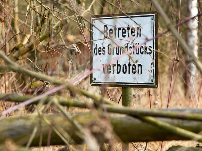 Um eine Ersitzung eines Wegerechtes verhindern zu können, muss ein entsprechendes Schild angebracht werden! © Markus Bormann/Fotolia