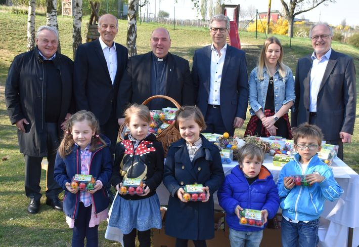 v.l.n.r.: vorne die Kinder Klara, Klara, Anna, Ben und Tobias,
hinten: Ök.-Rat Anton Schlögl, Präsident Ök.-Rat Franz Stefan Hautzinger, Pfarrer Franz Brei, Bürgermeister LAbg. Manfred Kölly, Mag. Barbara Schlögl und Kammerrat Ök.-Rat Josef Rathmanner © Bgld. Landwirtschaftskammer/Leitgeb v.l.n.r.: vorne die Kinder Klara, Klara, Anna, Ben und Tobias,
hinten: Ök.-Rat Anton Schlögl, Präsident Ök.-Rat Franz Stefan Hautzinger, Pfarrer Franz Brei, Bürgermeister LAbg. Manfred Kölly, Mag. Barbara Schlögl und Kammerrat Ök.-Rat Josef Rathmanner © Bgld. Landwirtschaftskammer/Leitgeb