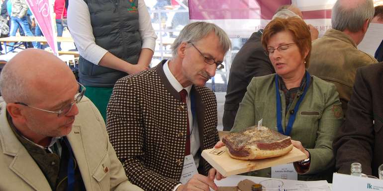 Eine prominente Jury wird auch heuer den Speck verkosten. Im
Bild, v. l.: KR Werner Mattersdorfer, KAD Hans Mikl und KR
Gabriele Dörflinger. © Archiv Eine prominente Jury wird auch heuer den Speck verkosten. Im
Bild, v. l.: KR Werner Mattersdorfer, KAD Hans Mikl und KR
Gabriele Dörflinger. © Archiv