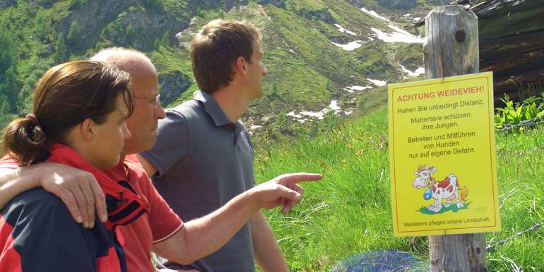 Wanderer sollen mittels Warnhinweisen auf mögliche Gefährdungen durch Mutterkühe aufmerksam gemacht werden. © Archiv Wanderer sollen mittels Warnhinweisen auf mögliche Gefährdungen durch Mutterkühe aufmerksam gemacht werden. © Archiv