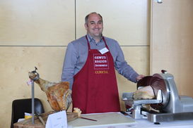 Hanebauer junior
produziert ein
innovatives Produkt:
Prosciutto aus
dem Gurktal, 3
Jahre gereift. © LK Kärnten/LebensWirtschaft Hanebauer junior
produziert ein
innovatives Produkt:
Prosciutto aus
dem Gurktal, 3
Jahre gereift. © LK Kärnten/LebensWirtschaft