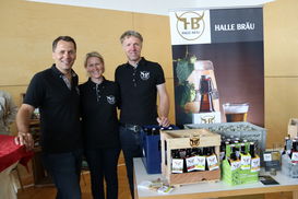 "Halle Bräu"
heißt das selbstgebraute
Bier von Familie
Huber aus
Glan egg und ist
in mehreren Geschmacksvarianten
bereits erhältlich. © LK Kärnten/LebensWirtschaft "Halle Bräu"
heißt das selbstgebraute
Bier von Familie
Huber aus
Glan egg und ist
in mehreren Geschmacksvarianten
bereits erhältlich. © LK Kärnten/LebensWirtschaft