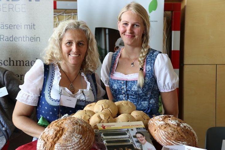 Am Dreierhof der Fam. Hieret aus Niederösterreich bekommen
beeinträchtigte
Personen in Zusammenarbeit
mit "Jugend
am Werk" eine
sinnvolle Tagesbeschäftigung.
So
wird täglich Brot gebacken
oder im Garten
oder in Werkstätten
gearbeitet. © LK Kärnten/LebensWirtschaft Am Dreierhof der Fam. Hieret aus Niederösterreich bekommen
beeinträchtigte
Personen in Zusammenarbeit
mit "Jugend
am Werk" eine
sinnvolle Tagesbeschäftigung.
So
wird täglich Brot gebacken
oder im Garten
oder in Werkstätten
gearbeitet. © LK Kärnten/LebensWirtschaft