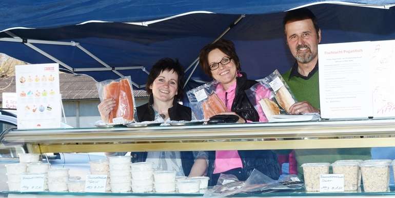 Marktstand am Schmankalanmarkt
in Grafenstein, Johann Poganitsch mit Gattin Annemarie (1. v. l.). © LK Kärnten Marktstand am Schmankalanmarkt
in Grafenstein, Johann Poganitsch mit Gattin Annemarie (1. v. l.). © LK Kärnten