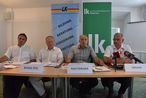 Traditionelle Ernte Pressekonferenzen 2017 - heuer in Halbturn
v.l.n.r.: Präsident Ök.-Rat Ing. Franz Windisch (LK Wien), Präsident Abg.z.NR Ök.-Rat Ing. Hermann Schultes (LK Öst., LK NÖ), Präsident Ök.-Rat Franz Stefan Hautzinger (LK Bgld.), Dipl.-Ing. Ernst Gauhs (Bereichsleiter Raiffeisen Ware Austria für landwirtschaftliche Erzeugnisse) © Bgld. Landwirtschaftskammer/Lietgeb Traditionelle Ernte Pressekonferenzen 2017 - heuer in Halbturn
v.l.n.r.: Präsident Ök.-Rat Ing. Franz Windisch (LK Wien), Präsident Abg.z.NR Ök.-Rat Ing. Hermann Schultes (LK Öst., LK NÖ), Präsident Ök.-Rat Franz Stefan Hautzinger (LK Bgld.), Dipl.-Ing. Ernst Gauhs (Bereichsleiter Raiffeisen Ware Austria für landwirtschaftliche Erzeugnisse) © Bgld. Landwirtschaftskammer/Lietgeb