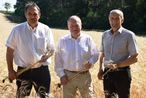 Am Getreidefeld
v.l.n.r.: Präsident Ök.-Rat Ing. Franz Windisch (LK Wien), Präsident Abg.z.NR Ök.-Rat Ing. Hermann Schultes (LK Öst., LK NÖ), Präsident Ök.-Rat Franz Stefan Hautzinger (LK Bgld.) © Bgld. Landwirtschaftskammer/Leitgeb Am Getreidefeld
v.l.n.r.: Präsident Ök.-Rat Ing. Franz Windisch (LK Wien), Präsident Abg.z.NR Ök.-Rat Ing. Hermann Schultes (LK Öst., LK NÖ), Präsident Ök.-Rat Franz Stefan Hautzinger (LK Bgld.) © Bgld. Landwirtschaftskammer/Leitgeb