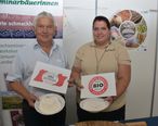 Vizepräsident Adalbert Resetar mit Seminarbäuerin Sarah Nadine Kroboth, welche über den Weg vom Korn zum Brot informiert © Bgld. LK, Leitgeb Vizepräsident Adalbert Resetar mit Seminarbäuerin Sarah Nadine Kroboth, welche über den Weg vom Korn zum Brot informiert © Bgld. LK, Leitgeb