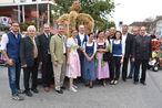 Die Ehrengäste vor der Erntekrone
v.l.n.r.: Landesleiter Landjugend Bgld. Georg Schoditsch, Vizepräsident Adalbert Resetar, Maschinenringlandesobmann Hans Peter Werderitsch, Nationalrat Dipl.-Ing. Niki Berlakovich, Bezirksbäuerin Dipl.-Ing. Carina Laschober-Luif, LAbg. Bürgermeister Georg Rosner, Dagmar Rosner, LAbg. Mag. Michaela Resetar, steirische Weinhoheit Maria Jöbstl, Präsident Franz-Stefan Hautzinger, Bezirksleiterin Sabrina Kaipel, Obmann Molkerei Alfred Tellian, Aufsichtsratsvorsitzender Molkerei Otto Kaipel, Bezirksreferent Dipl.-Ing. Richard Matyas © Bgld. Landwirtschaftskammer/Leitgeb Die Ehrengäste vor der Erntekrone
v.l.n.r.: Landesleiter Landjugend Bgld. Georg Schoditsch, Vizepräsident Adalbert Resetar, Maschinenringlandesobmann Hans Peter Werderitsch, Nationalrat Dipl.-Ing. Niki Berlakovich, Bezirksbäuerin Dipl.-Ing. Carina Laschober-Luif, LAbg. Bürgermeister Georg Rosner, Dagmar Rosner, LAbg. Mag. Michaela Resetar, steirische Weinhoheit Maria Jöbstl, Präsident Franz-Stefan Hautzinger, Bezirksleiterin Sabrina Kaipel, Obmann Molkerei Alfred Tellian, Aufsichtsratsvorsitzender Molkerei Otto Kaipel, Bezirksreferent Dipl.-Ing. Richard Matyas © Bgld. Landwirtschaftskammer/Leitgeb