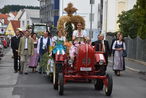 Bezirksbäuerin Dipl.-Ing. Carinna Laschober-Luif führte mit der Erntekrone den Festzug an © Bgld. Landwirtschaftskammer/Leitgeb Bezirksbäuerin Dipl.-Ing. Carinna Laschober-Luif führte mit der Erntekrone den Festzug an © Bgld. Landwirtschaftskammer/Leitgeb