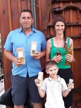 Auch Juniorgärtner Marco ist begeistert vom Gemüse. Am
Biohof Tonder werden Wiesenkräuter zu Teemischungen, Sirup und Kräutersalz verarbeitet. © LK Kärnten Auch Juniorgärtner Marco ist begeistert vom Gemüse. Am
Biohof Tonder werden Wiesenkräuter zu Teemischungen, Sirup und Kräutersalz verarbeitet. © LK Kärnten