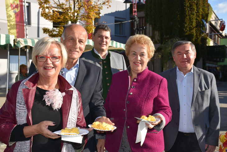 a) Zur Eierspeisverkostung in Mattersburg lud die ALGB am Welt-Ei-Tag: v.l.n.r.: Bürgermeisterin Ingrid Salamon, LK-Präsident Ök.-Rat Franz Stefan Hautzinger, Ing. Wolfgang Pleier von der Bgld. Landwirtschaftskammer, Landesrätin Verena Dunst, Obmann der ALGB Johann Werkovits © Bgld. Landwirtschaftskammer a) Zur Eierspeisverkostung in Mattersburg lud die ALGB am Welt-Ei-Tag: v.l.n.r.: Bürgermeisterin Ingrid Salamon, LK-Präsident Ök.-Rat Franz Stefan Hautzinger, Ing. Wolfgang Pleier von der Bgld. Landwirtschaftskammer, Landesrätin Verena Dunst, Obmann der ALGB Johann Werkovits © Bgld. Landwirtschaftskammer