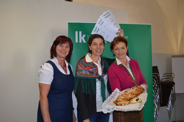 Große Freude bei Doris Huber-Szendy, die zwei Goldene und eine Bronzene erzielte. Die Vizepräsidentin der Landwirtschaftskammer Steiermark, Maria Pein, und Verkostungschefin Ing. Eva Maria Lipp gratulierten ? v.l.n.r.: Ing. Eva Lipp, Doris Huber-Szendy und LK-Vizepräsidentin Maria Pein © LK Steiermark Große Freude bei Doris Huber-Szendy, die zwei Goldene und eine Bronzene erzielte. Die Vizepräsidentin der Landwirtschaftskammer Steiermark, Maria Pein, und Verkostungschefin Ing. Eva Maria Lipp gratulierten ? v.l.n.r.: Ing. Eva Lipp, Doris Huber-Szendy und LK-Vizepräsidentin Maria Pein © LK Steiermark