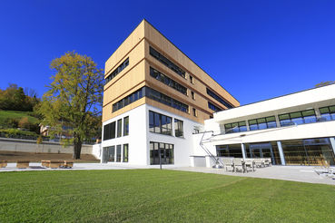 Erweitert wurde das Bildungshaus der Landwirtschaftskammer auch um ein in Holzbauweise errichtetes agrarisches Bürozentrum. Im neuen Steiermarkhof finden somit die Landjugend, die Bezirkskammer Graz-Umgebung, der Bioverband © Steiermarkhof/Pachernegg