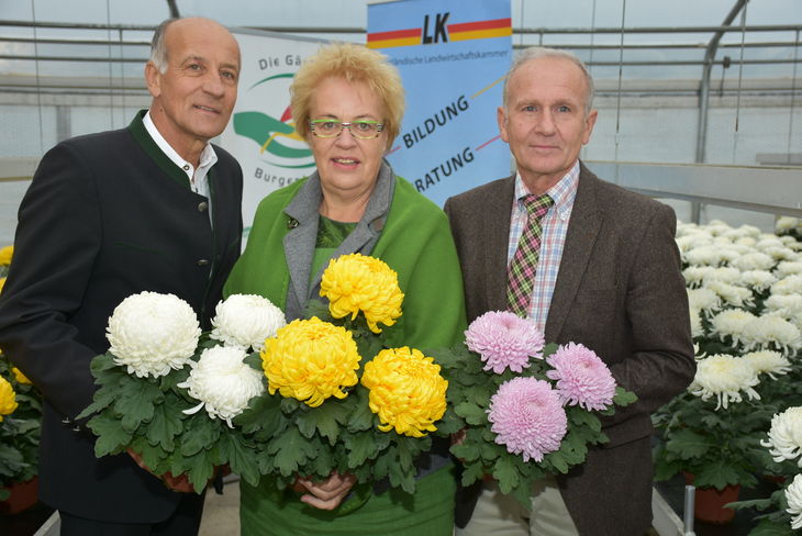 Präsident Franz Stefan Hautzinger, Landesrätin Verena Dunst und Gartenbaupräsident Albert Trinkl werben für heimische Blumen und Gestecke © Bgld. Landwirtschaftskammer/Leitgeb Präsident Franz Stefan Hautzinger, Landesrätin Verena Dunst und Gartenbaupräsident Albert Trinkl werben für heimische Blumen und Gestecke © Bgld. Landwirtschaftskammer/Leitgeb
