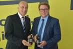 Raiffeisen-Generaldirektor Dr. Rudolf Könighofer und Landwirtschaftskammerpräsident Ök.-Rat Franz Stefan Hautzinger präsentieren den Apfel-Brombeeressig, der in der Weltsparwoche 2017 als Präsent für die Kunden vorgesehen ist. © Bgld. Landwirtschaftskammer/Leitgeb Raiffeisen-Generaldirektor Dr. Rudolf Könighofer und Landwirtschaftskammerpräsident Ök.-Rat Franz Stefan Hautzinger präsentieren den Apfel-Brombeeressig, der in der Weltsparwoche 2017 als Präsent für die Kunden vorgesehen ist. © Bgld. Landwirtschaftskammer/Leitgeb