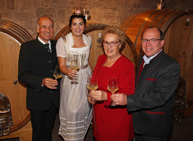 Freuen sich mit den Burgenländischen WinzerInnen über den Jahrgang 2017 v.l.n.r.: LK-Präsident Ök.-Rat Franz Stefan Hautzinger, Österreichische Weinkönigin Anna I., Landesrätin Verena Dunst, Weinbaupräsident Ök.-Rat Andreas Liegenfeld © Amt der Bgld. Landesregierung Freuen sich mit den Burgenländischen WinzerInnen über den Jahrgang 2017 v.l.n.r.: LK-Präsident Ök.-Rat Franz Stefan Hautzinger, Österreichische Weinkönigin Anna I., Landesrätin Verena Dunst, Weinbaupräsident Ök.-Rat Andreas Liegenfeld © Amt der Bgld. Landesregierung