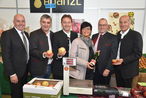 v.l.n.r.: Beim Obstbaubetrieb Hoanzl aus Kukmirn ? v.l.n.r.: Bürgermeister LAbg. Georg Rosner, Bgm. LAbg. Walter Temmel, Nationalrat Dipl.-Ing. Niki Berlakovich, Bundesrätin Marianne Hackl, Franz Hoanzl und Präsident Franz Stefan Hautzinger © Bgld. LK, Leitgeb v.l.n.r.: Beim Obstbaubetrieb Hoanzl aus Kukmirn ? v.l.n.r.: Bürgermeister LAbg. Georg Rosner, Bgm. LAbg. Walter Temmel, Nationalrat Dipl.-Ing. Niki Berlakovich, Bundesrätin Marianne Hackl, Franz Hoanzl und Präsident Franz Stefan Hautzinger © Bgld. LK, Leitgeb