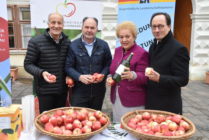 Verteilten Äpfel in der FUZO Eisenstadt
v.l.n.r.: LK-Präsident Ök.-Rat Franz Stefan Hautzinger, Obstbaupräsident Ing. Johann Plemenschits, Landesrätin Verena Dunst, LAbg. Vizebgm. Günter Kovacs © Bgld. Landwirtschaftskammer/Leitgeb Verteilten Äpfel in der FUZO Eisenstadt
v.l.n.r.: LK-Präsident Ök.-Rat Franz Stefan Hautzinger, Obstbaupräsident Ing. Johann Plemenschits, Landesrätin Verena Dunst, LAbg. Vizebgm. Günter Kovacs © Bgld. Landwirtschaftskammer/Leitgeb