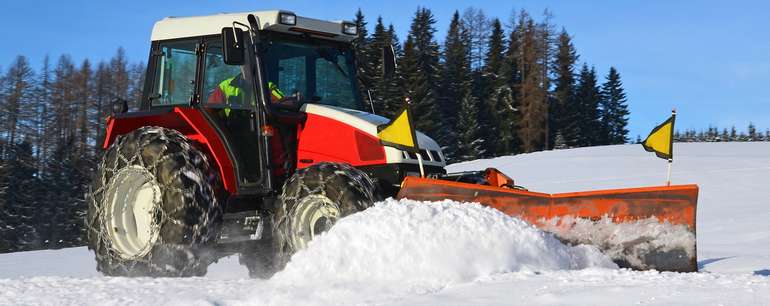 Winterdienst Schneeräumung mit Traktor.jpg © Photo-5000/Fotolia Winterdienst Schneeräumung mit Traktor.jpg © Photo-5000/Fotolia