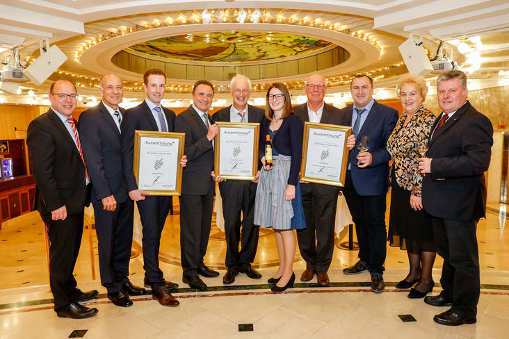 v.l.n.r.: Weinbaupräsident Ök.-Rat Andreas Liegenfeld, LK-Präsident Ök.-Rat Franz Stefan Hautzinger, Michael Kirchknopf (Newcomer 2017), Landesrat Helmut Bieler, Hermann und Anna Fink (Bester Wein 2017) Engelbert Prieler (Lebenswerk 2017), Kammerrat Georg Menitz (Vorsitzender des Auschußes Sonderkulturen), Landesrätin Verena Dunst, WeinBurgenland Obmann Matthias Siess © Casinos Austria/Christian Husar v.l.n.r.: Weinbaupräsident Ök.-Rat Andreas Liegenfeld, LK-Präsident Ök.-Rat Franz Stefan Hautzinger, Michael Kirchknopf (Newcomer 2017), Landesrat Helmut Bieler, Hermann und Anna Fink (Bester Wein 2017) Engelbert Prieler (Lebenswerk 2017), Kammerrat Georg Menitz (Vorsitzender des Auschußes Sonderkulturen), Landesrätin Verena Dunst, WeinBurgenland Obmann Matthias Siess © Casinos Austria/Christian Husar