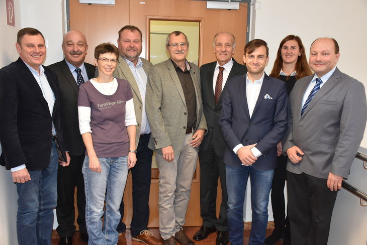 v.l.n.r.: Kammerrat Johann Weber, Kammerdirektor Prof. Dipl.-Ing. Otto Prieler, Tierärztin Dr. Sabine Friedrich, Tierärztekammer-Präsident Mag. Thomas Neudecker, Landesveterinärdirektor WHR Dr. Robert Fink, Präsident Ök.-Rat Franz Stefan Hautzinger, Mag. Josef Newertal (Büro Landesrat Darabos), TGD-Geschäftsführerin Dr. Claudine Mramor und TGD-Vorstandsvorsitzender Dipl.-Ing. Franz Vuk © Bgld. Landwirtschaftskammer/Leitgeb v.l.n.r.: Kammerrat Johann Weber, Kammerdirektor Prof. Dipl.-Ing. Otto Prieler, Tierärztin Dr. Sabine Friedrich, Tierärztekammer-Präsident Mag. Thomas Neudecker, Landesveterinärdirektor WHR Dr. Robert Fink, Präsident Ök.-Rat Franz Stefan Hautzinger, Mag. Josef Newertal (Büro Landesrat Darabos), TGD-Geschäftsführerin Dr. Claudine Mramor und TGD-Vorstandsvorsitzender Dipl.-Ing. Franz Vuk © Bgld. Landwirtschaftskammer/Leitgeb